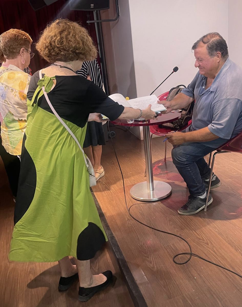 FIRMANDO EN FNAC